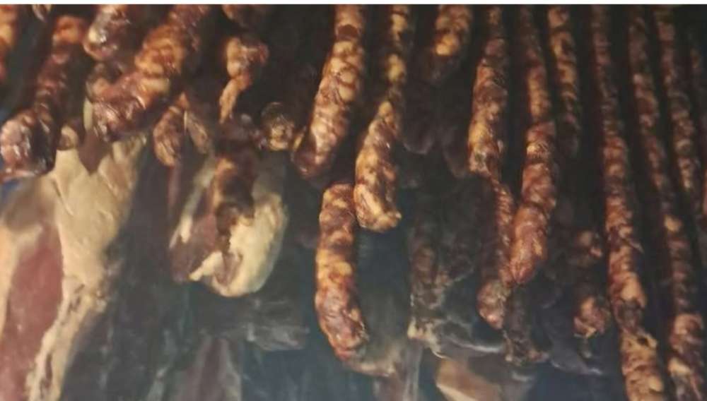 Domaca kobasica,bijela i sarena